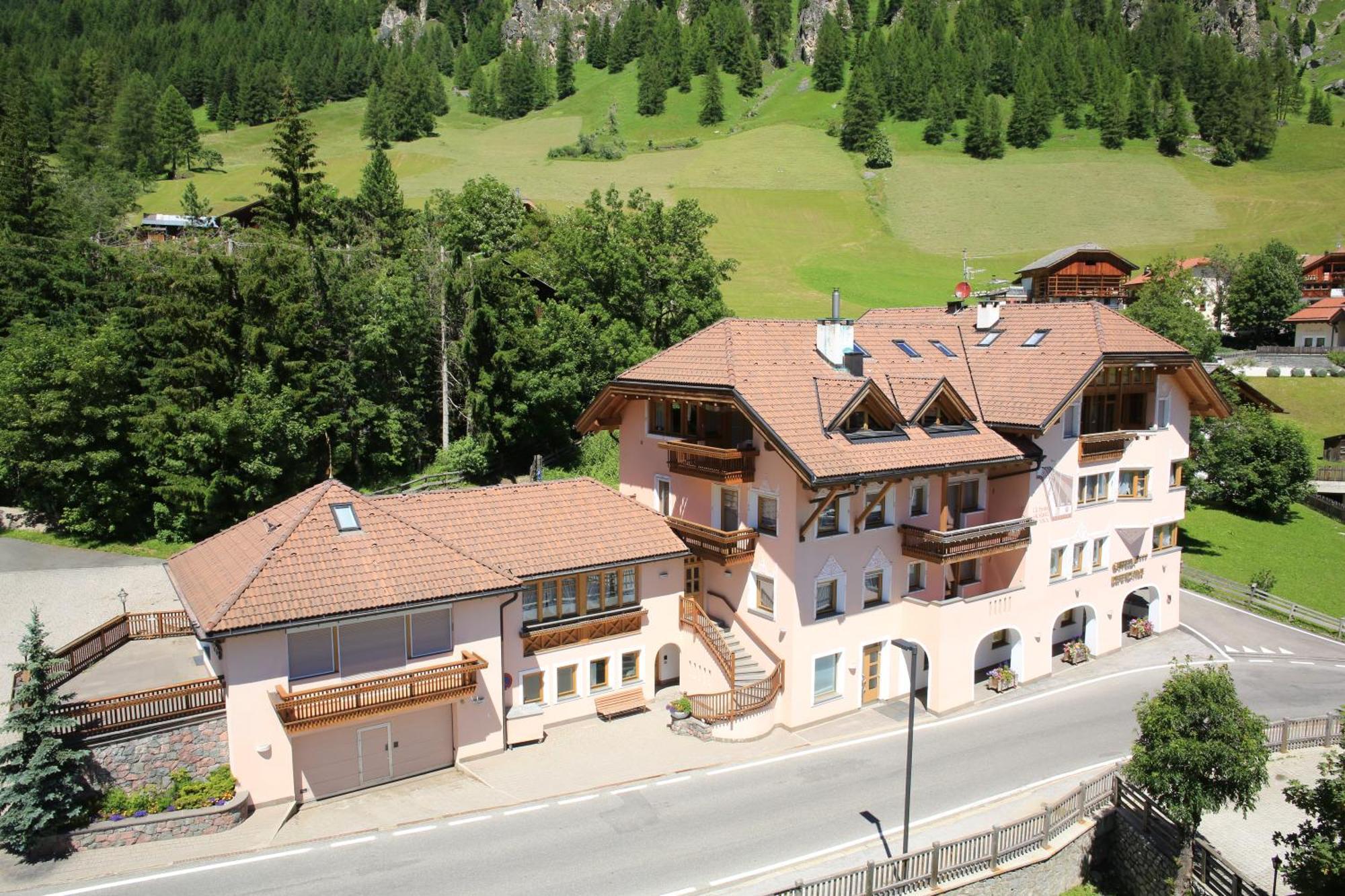 Garni Criss Aparthotel Colfosco Buitenkant foto