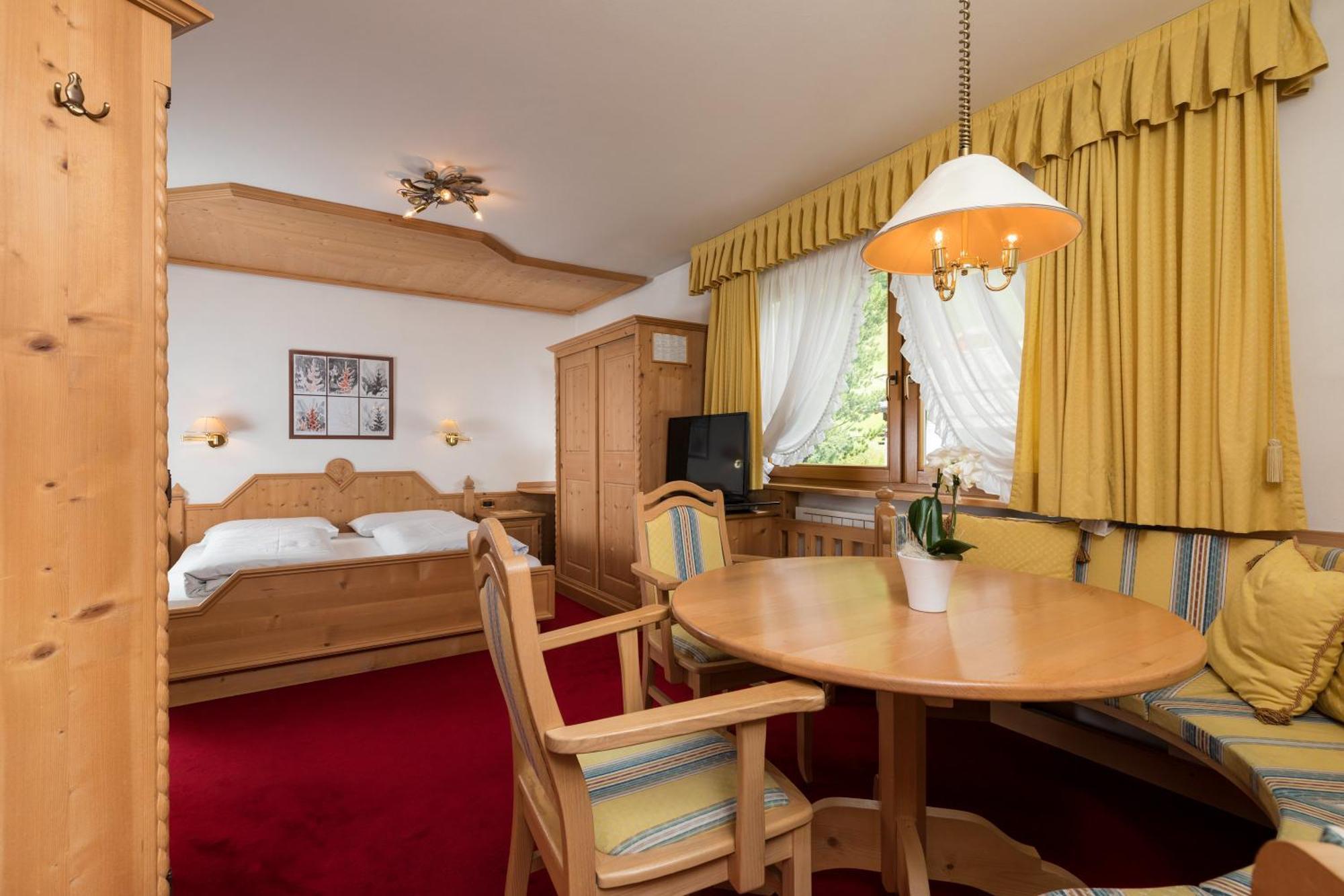 Garni Criss Aparthotel Colfosco Buitenkant foto